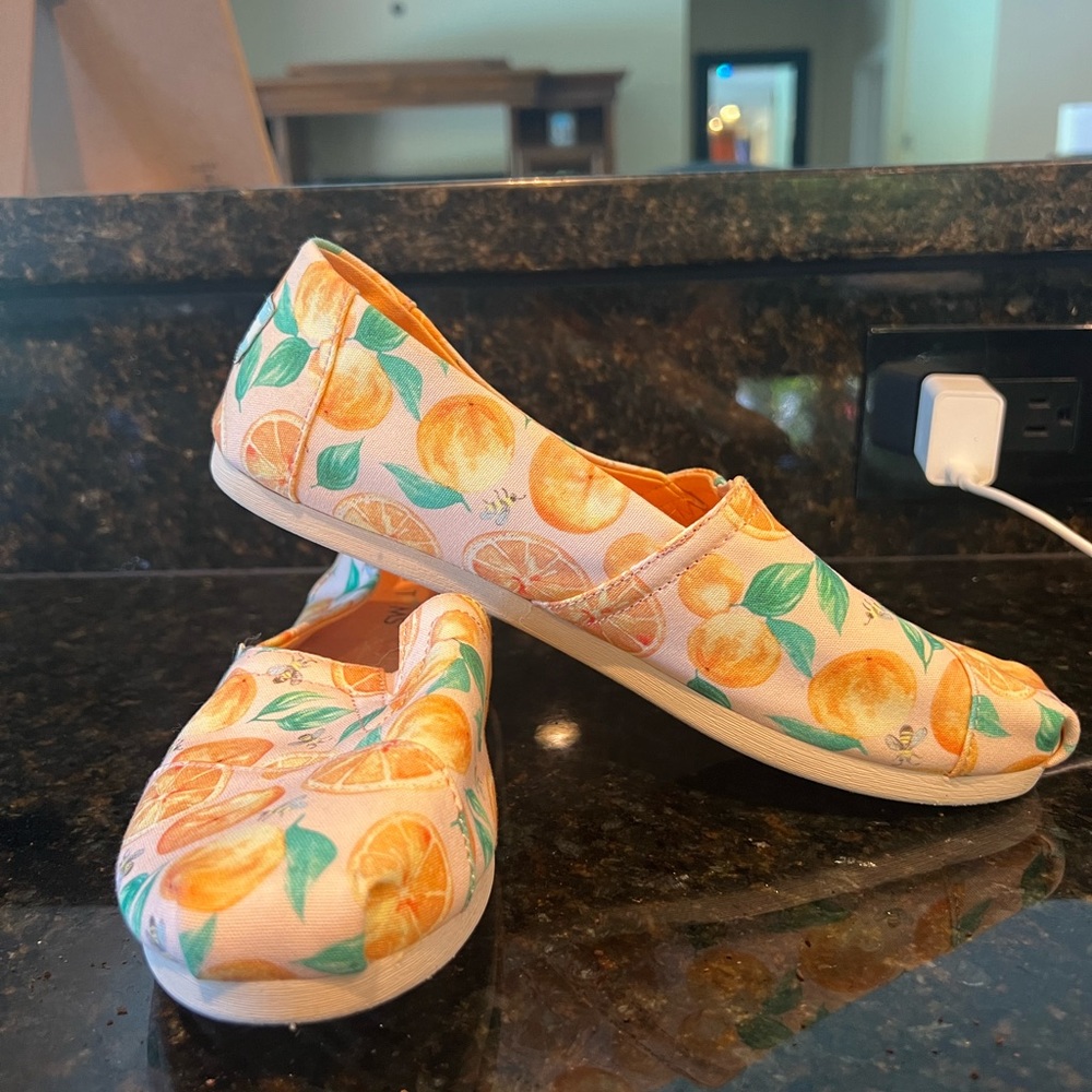 Peach Colored Toms with Bees, Oranges, and Leaves!